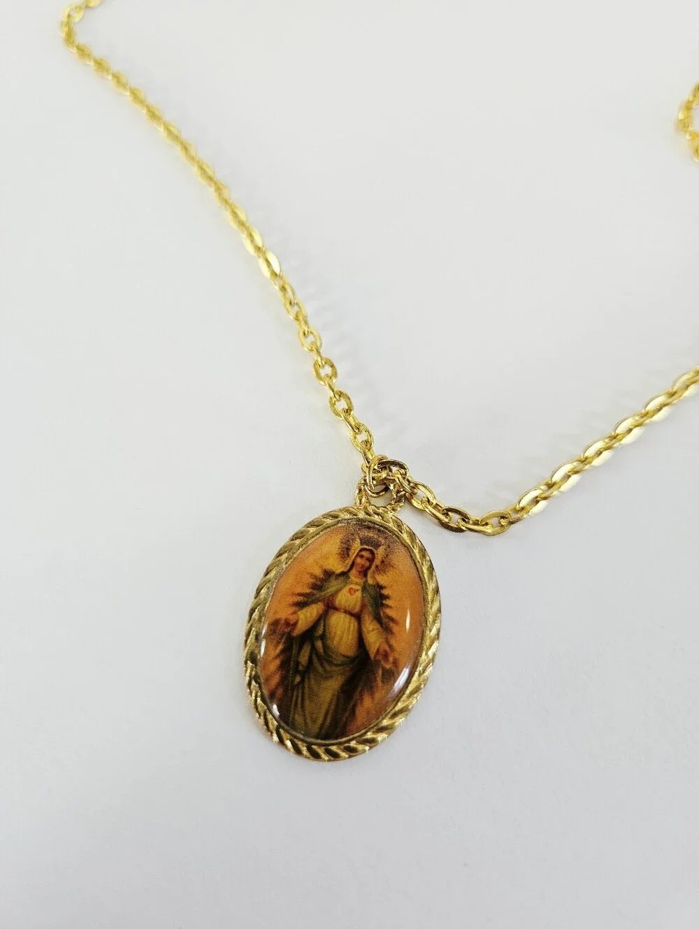 Vintage Virgin Mary Gold Tone Religious Prayer Medal Pendant Chain Necklace